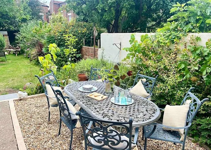 Spacious Semi-Detached Southsea House, Free Parking On Drive