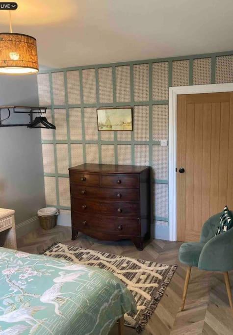 Holiday home Spacious Semi-detached Southsea House, Free Parking On Drive *